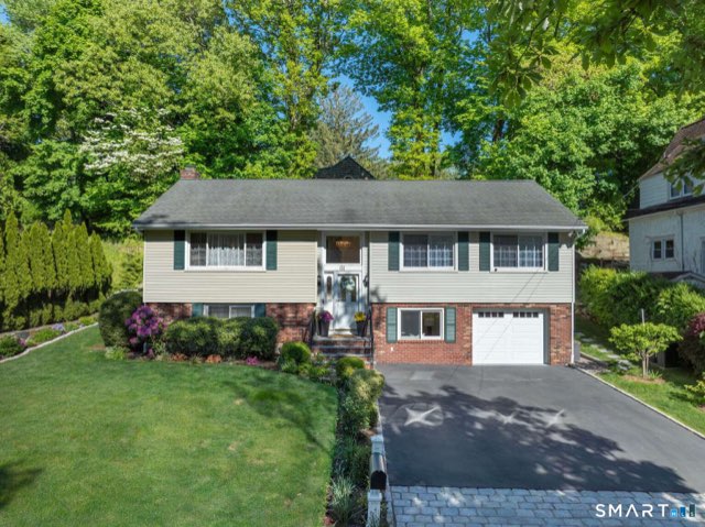 61 Center Drive, Greenwich