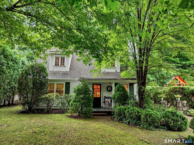 33 Center Drive, Greenwich