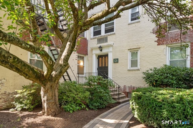 124 Woodside Green, Stamford