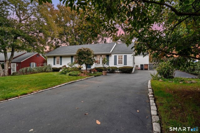 72 Sutton Drive East, Stamford